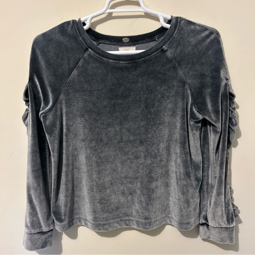 Cupio Top Shirt Women’s Medium Gray Ruffles Velour Shiny Casual Whimsigoth